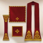 Chasuble romaine brodée avec IHS bordeaux