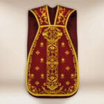 Chasuble romaine brodée avec IHS bordeaux