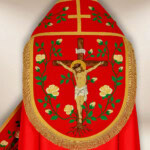 Chape romaine brodée de couleur rouge "Jésus sur la Croix"