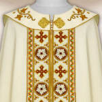 Chape liturgique brodée avec le syNotre-Dameole de l'Agneau