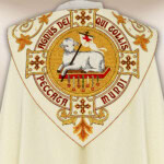 Chape liturgique brodée avec le syNotre-Dameole de l'Agneau