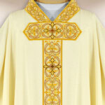 Chasuble brodée écrue