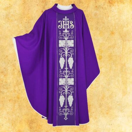 Chasuble brodée violette