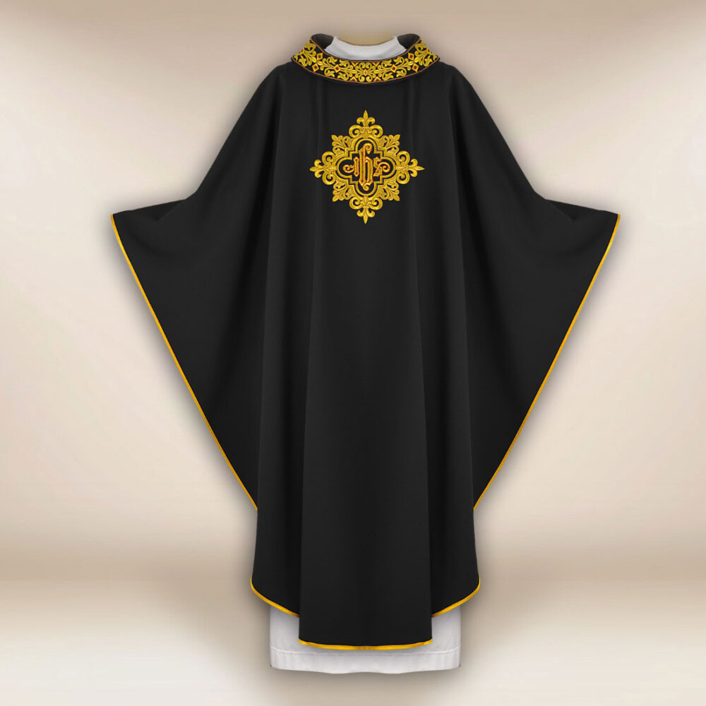 Chasuble brodée avec IHS noire
