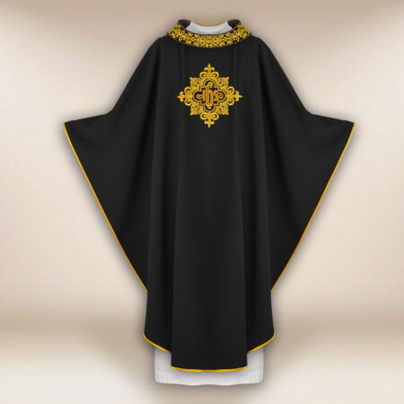 Chasuble brodée avec IHS noire