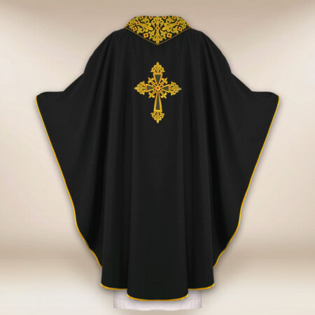 Chasuble brodée avec IHS noire