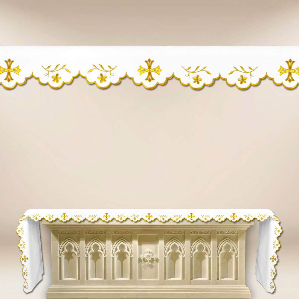 Nappe d’autel avec broderie délicate dorée