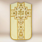 Chasuble brodée romaine avec IHS