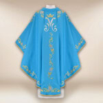 Chasuble liturgique avec motif marial en teinte bleue