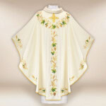 Chasuble liturgique brodée avec croix et grappes de raisin
