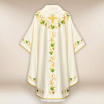 Chasuble liturgique brodée avec croix et grappes de raisin
