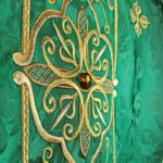 Chasuble brodée verte avec IHS