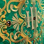 Chasuble brodée verte avec IHS