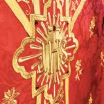 Chasuble brodée rouge IHS