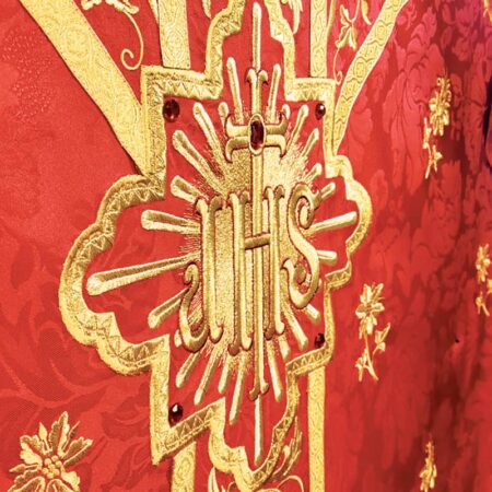 Chasuble brodée rouge IHS