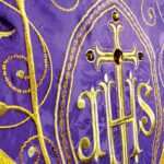 Chasuble brodée violette avec IHS