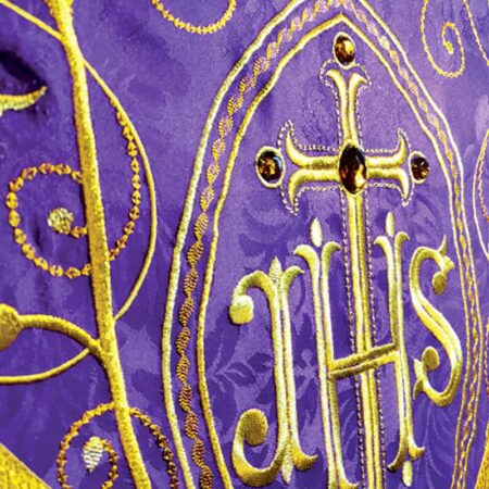 Chasuble brodée violette avec IHS