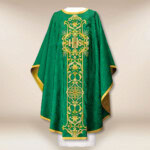 Chasuble brodée verte avec IHS