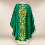 Chasuble brodée verte avec IHS
