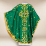 Chasuble brodée verte avec IHS