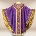 Chasuble brodée violette avec IHS
