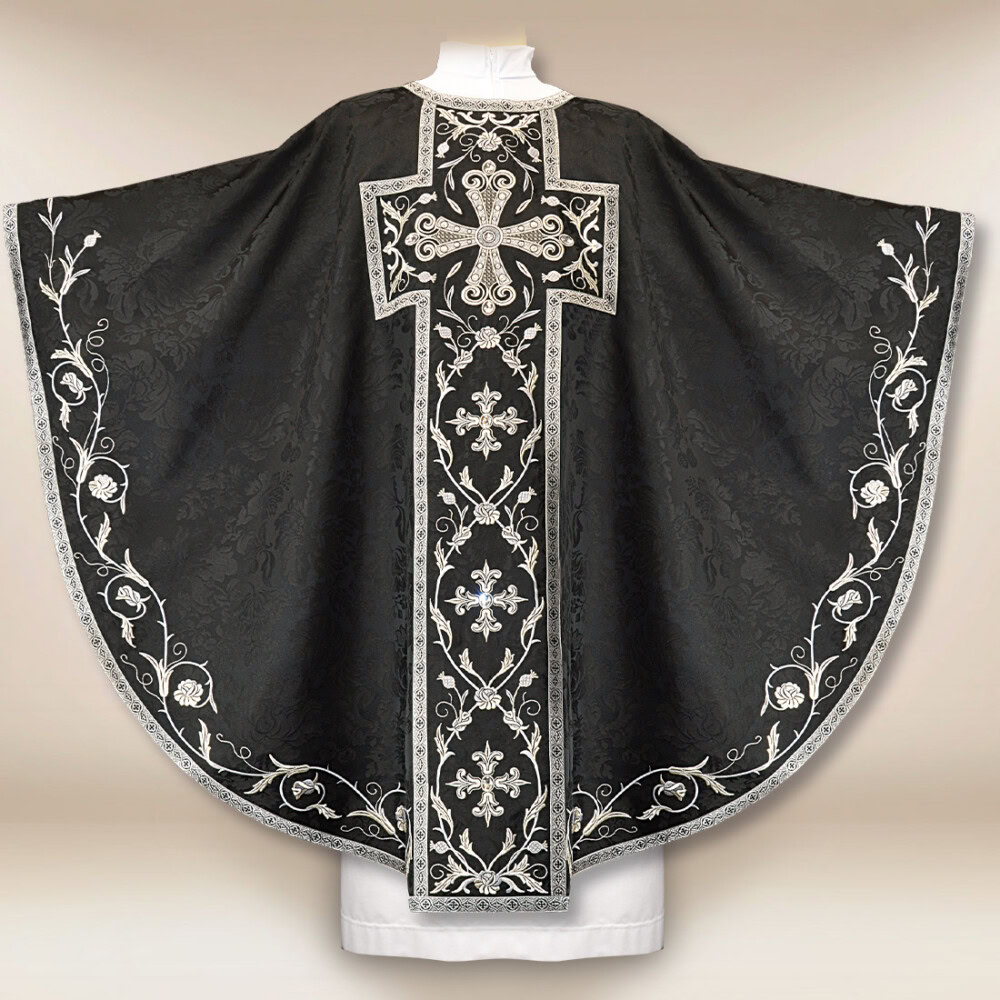 Chasuble brodée noire avec croix