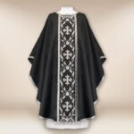 Chasuble liturgique brodée noire