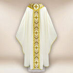Chasuble brodée écru