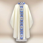 Chasuble mariale richement brodée