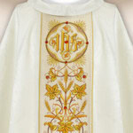 Chasuble brodée ecru en jacquard