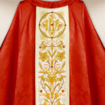 Chasuble brodée en jacquard rouge
