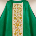 Chasuble brodée en jacquard vert