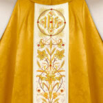 Chasuble brodée en jacquard doré