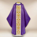 Chasuble brodée en jacquard violet