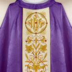 Chasuble brodée en jacquard violet