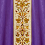 Chasuble brodée en jacquard violet