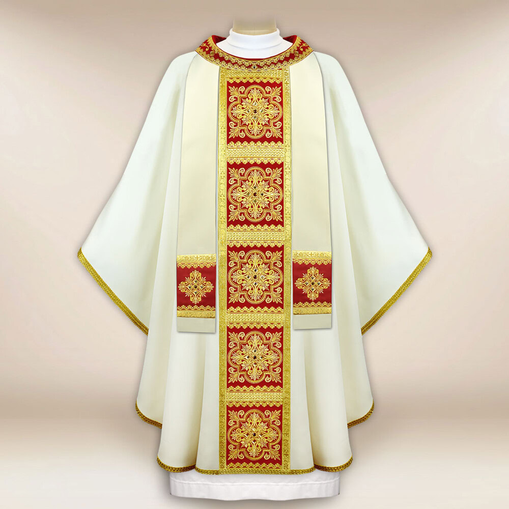 Chasuble écrue avec une bande bordeaux et une broderie dorée