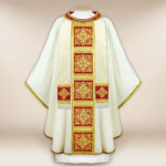Chasuble écrue avec une bande bordeaux et une broderie dorée