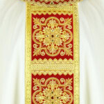 Chasuble écrue avec une bande bordeaux et une broderie dorée