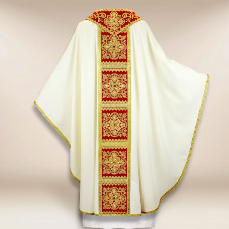 Chasuble écrue avec une bande bordeaux et une broderie dorée