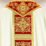 Chasuble écrue avec une bande bordeaux et une broderie dorée