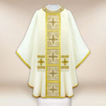 Chasuble brodée écrue avec croix