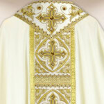 Chasuble brodée écrue avec croix