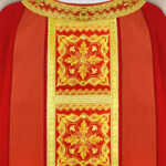 Chasuble liturgique rouge richement brodée