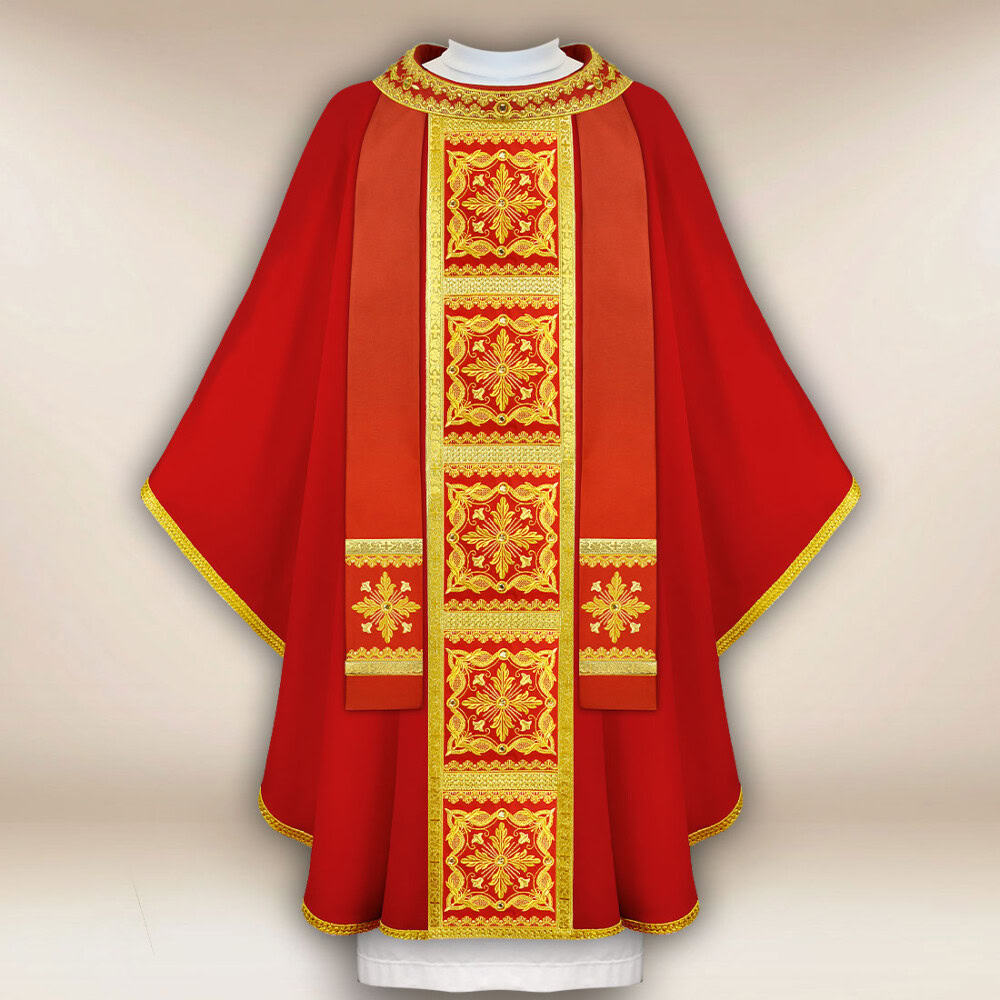 Chasuble liturgique rouge richement brodée