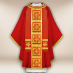 Chasuble liturgique rouge richement brodée