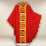 Chasuble liturgique rouge richement brodée