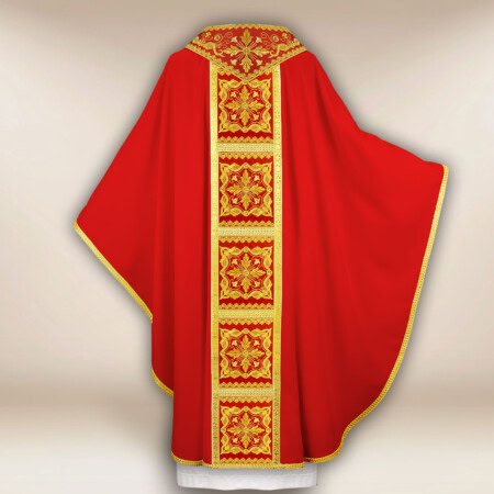 Chasuble liturgique rouge richement brodée