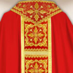 Chasuble liturgique rouge richement brodée
