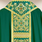 Chasuble liturgique brodée en couleur verte